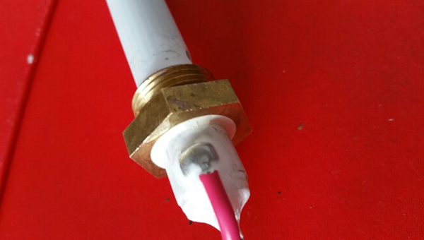 汇瑞环氧耐高温AB胶解决陶瓷粘接螺丝