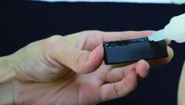 汇瑞粘塑料速干胶水系列有粘硅胶塑料不发白的胶粘剂吗？