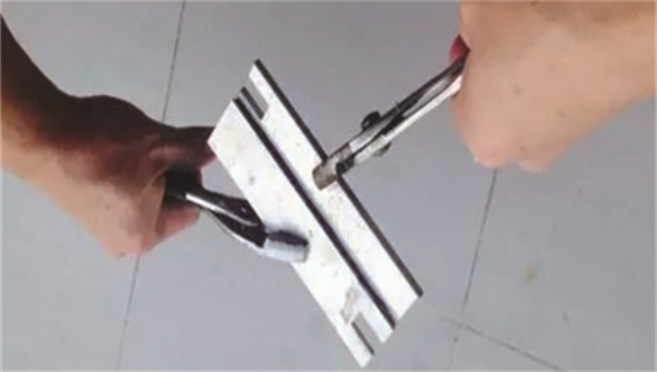 汇巨低气味金属结构胶黏剂解决铝片粘铁块粘接不牢固问题！