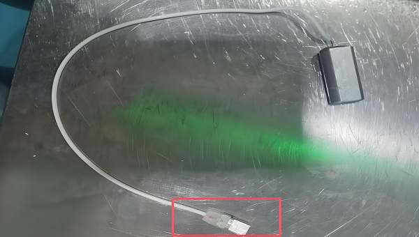 ​硅胶包电镀件底涂剂在数据线中的应用