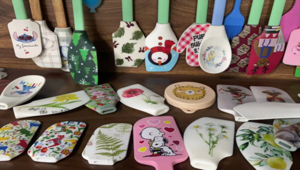 硅胶喷油图案发黄是什么原因？如何解决？