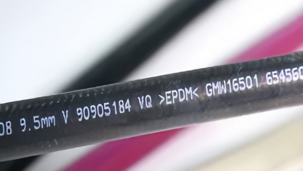 告别硅胶管喷码脱落！HJL-916-3-1硅胶处理水破局酒精擦拭难题