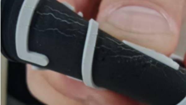 硅胶喷手感油出现龟裂怎么解决