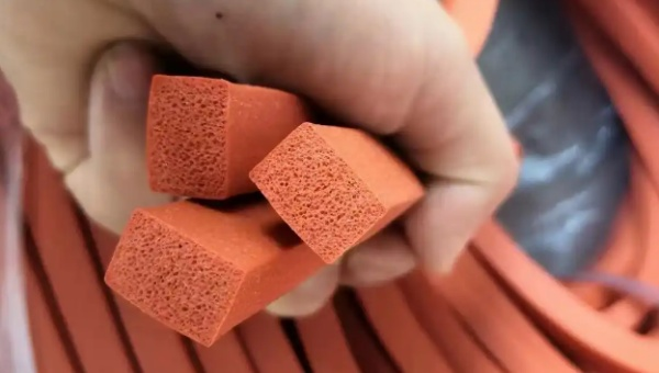 发泡硅胶密封条对粘用HJL-618胶粘剂柔软又结实