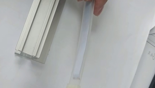 硅胶灯条粘铝材用什么胶水防水性能好？