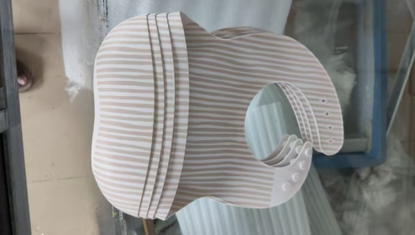 硅胶口水兜UV打印图案用HR-420S-1硅胶处理剂色彩鲜艳又耐刮