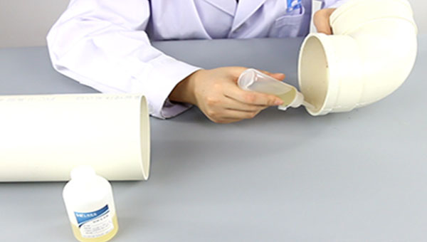 PVC水管粘接.jpg PVC水管粘接.jpg